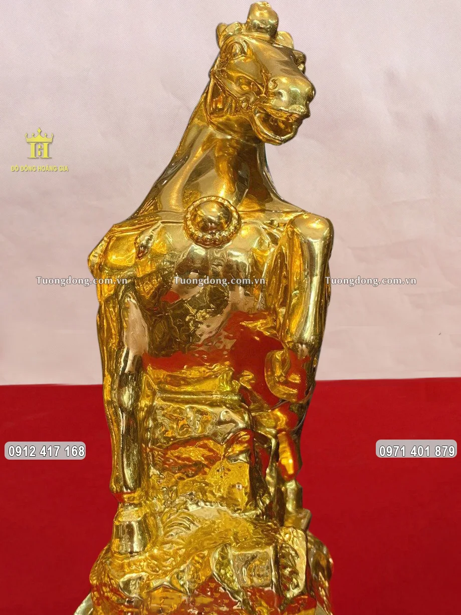 Toàn bộ bề mặt được mạ vàng 24K sang trọng